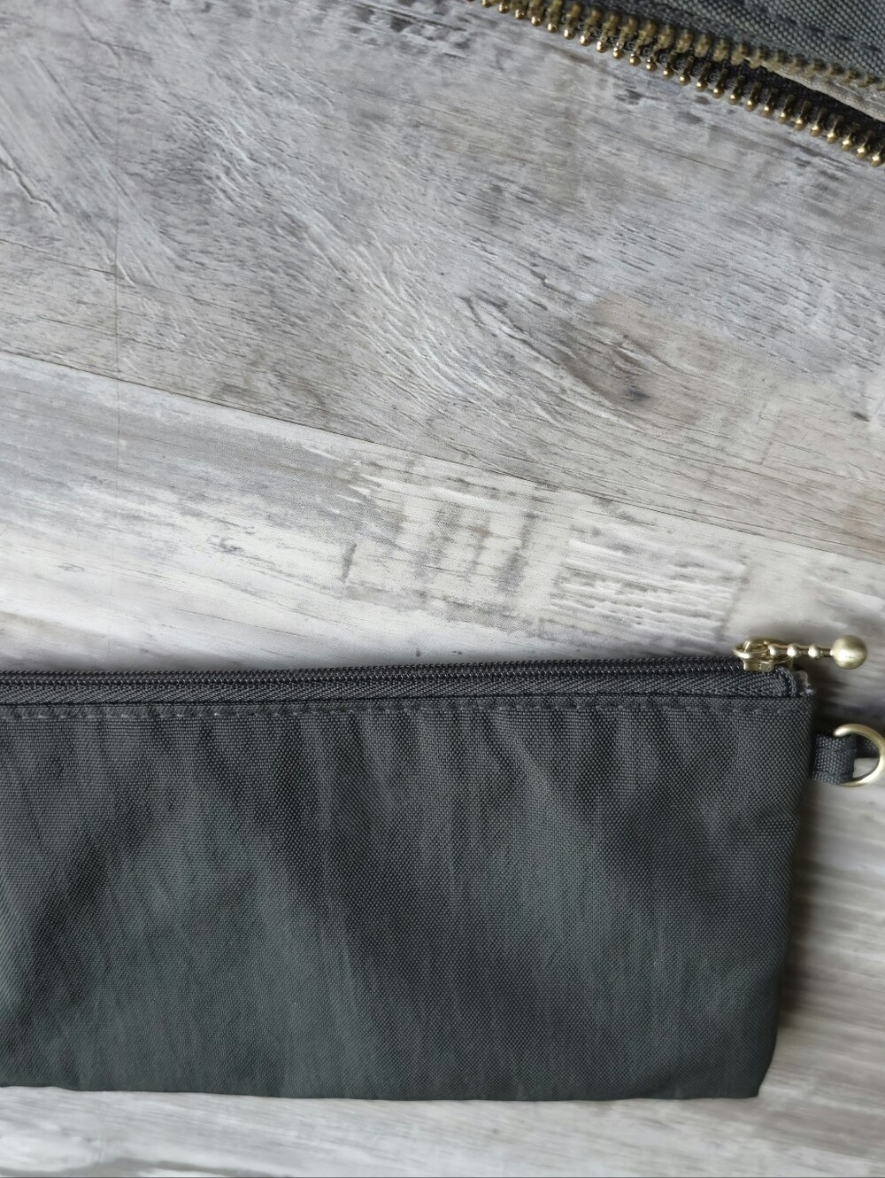 Baggallini Helsinki Crossbody Travel Bag Gray Gold Hardware RFID Wristlet - Picture 13 of 14